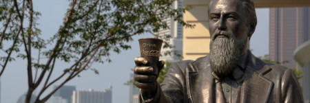 アトランタのコカコーラ本社の創業者の銅像