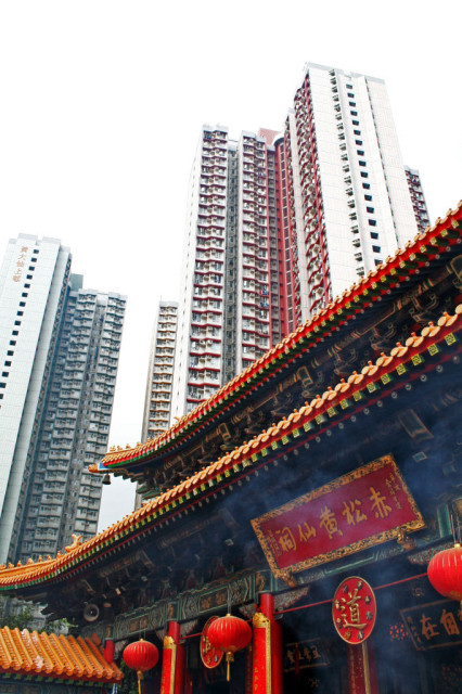 香港のお寺とビル
