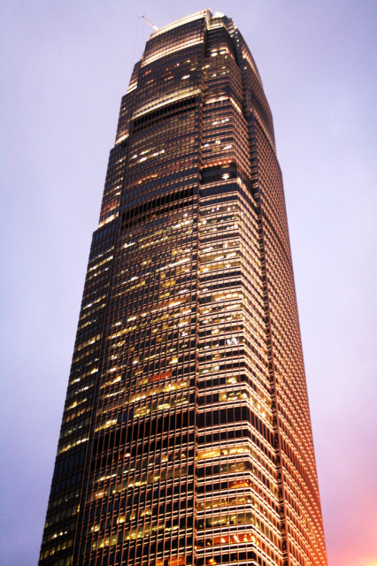 夕日が映える香港のビル