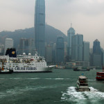 船が行き交う香港の海
