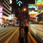 香港の夜の横断歩道