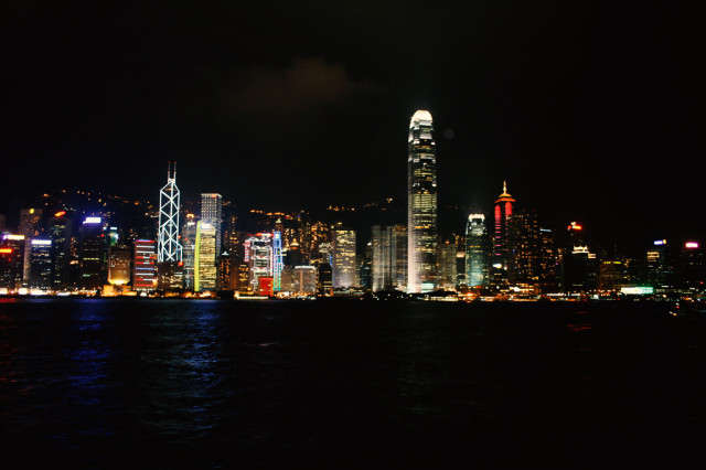 香港の夜のビル
